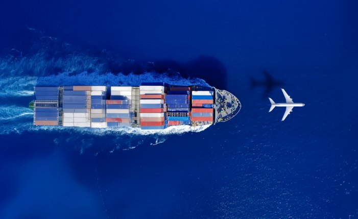 Porte-conteneurs et avion cargo vus du ciel : fret maritime et aérien vers Conakry